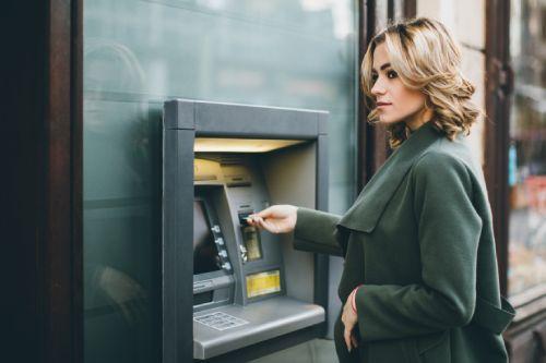 mujer en cajero automático cash