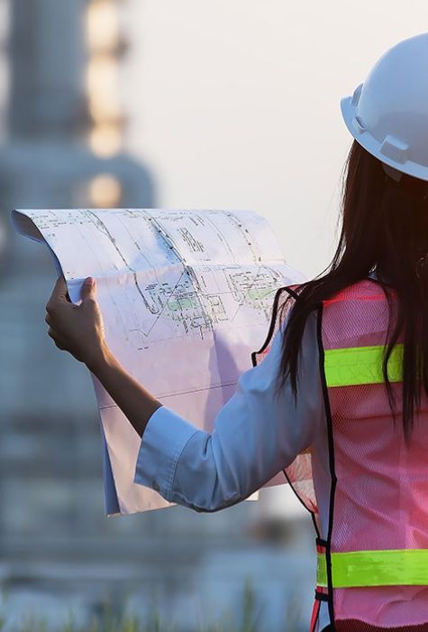 Mujer trabajando en la contrucción